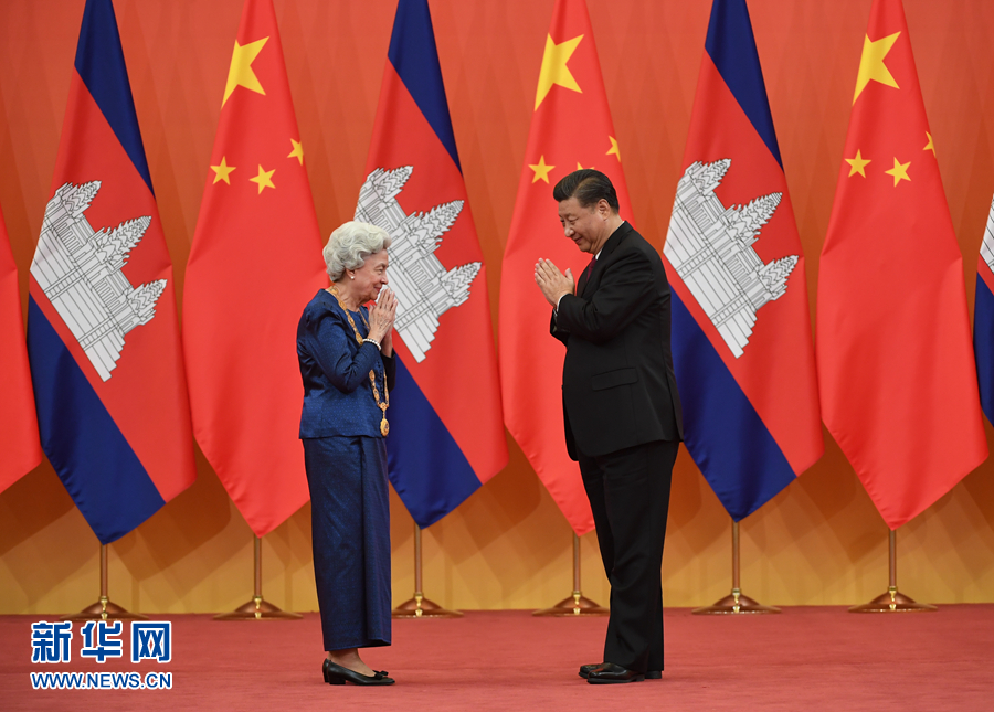 11月6日，国家主席习近平在北京人民大会堂为柬埔寨太后莫尼列举行中华人民共和国“友谊勋章”颁授仪式。 新华社记者 张领 摄
