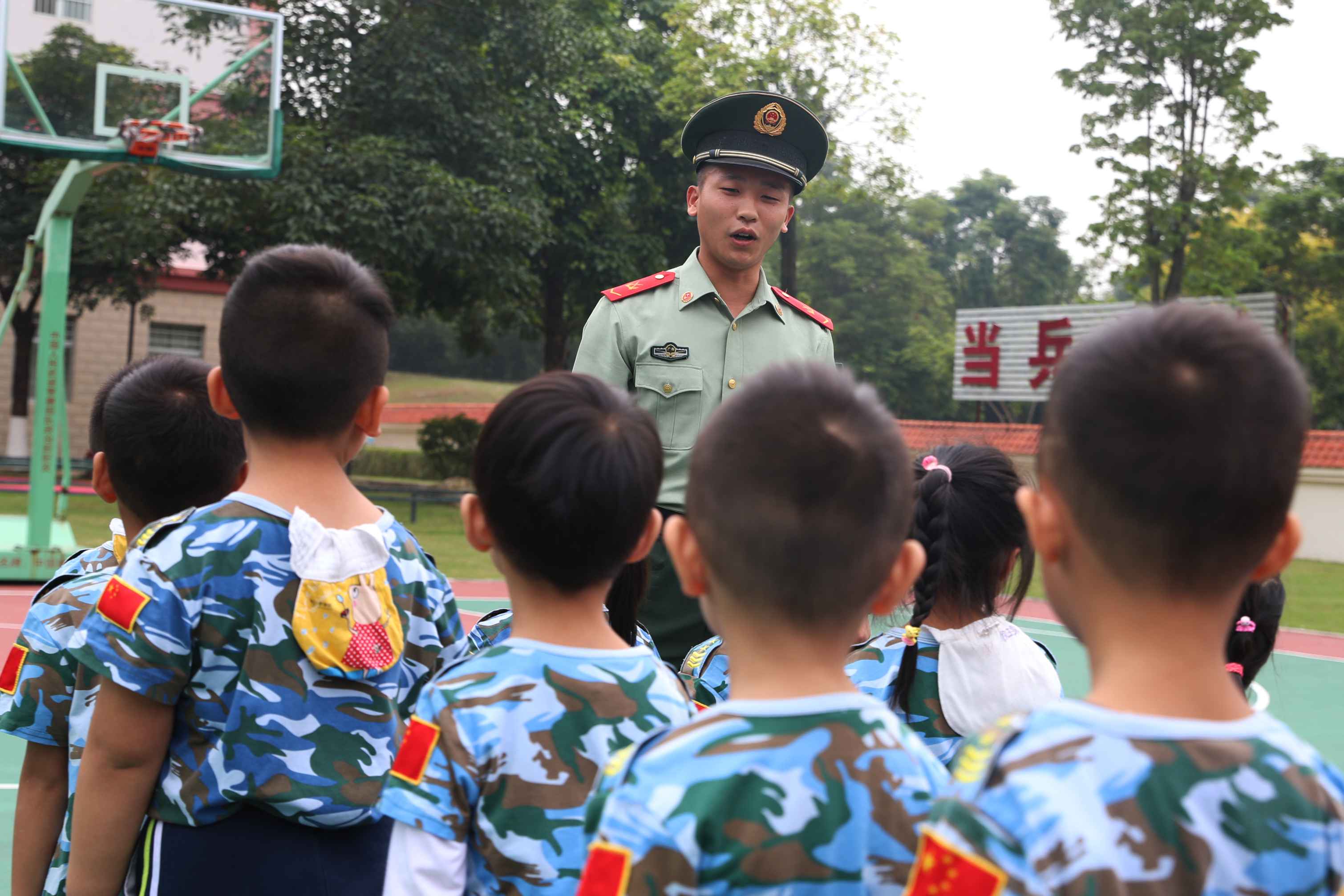 萌娃|萌娃进军营，画面太美