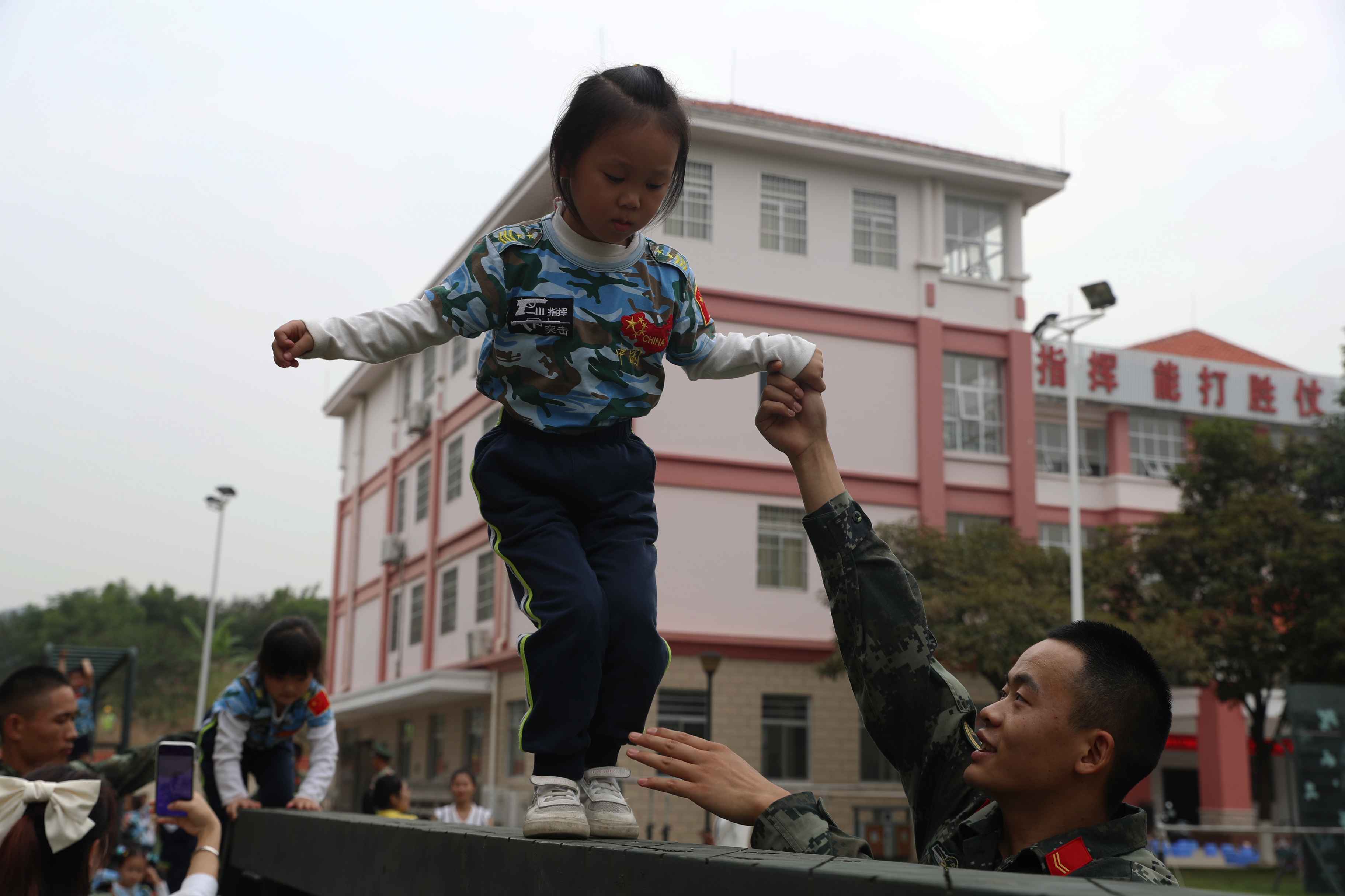 萌娃|萌娃进军营，画面太美