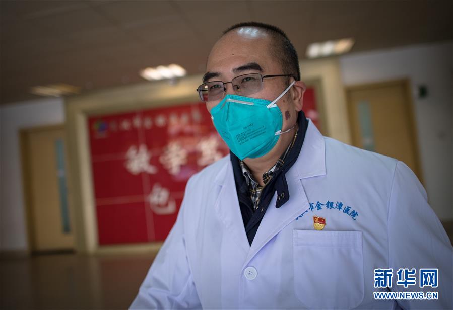 　1月29日，在武汉金银潭医院，张定宇在去病房的路上。新华社记者 肖艺九 摄
