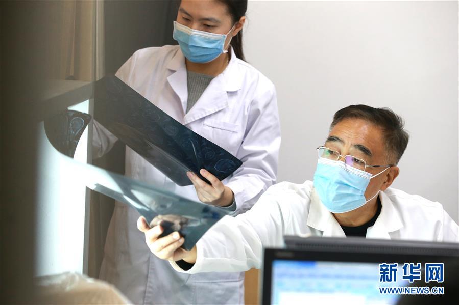 10月5日，张伯礼在天津中医药大学附属保康医院坐诊。新华社发（张立 摄）