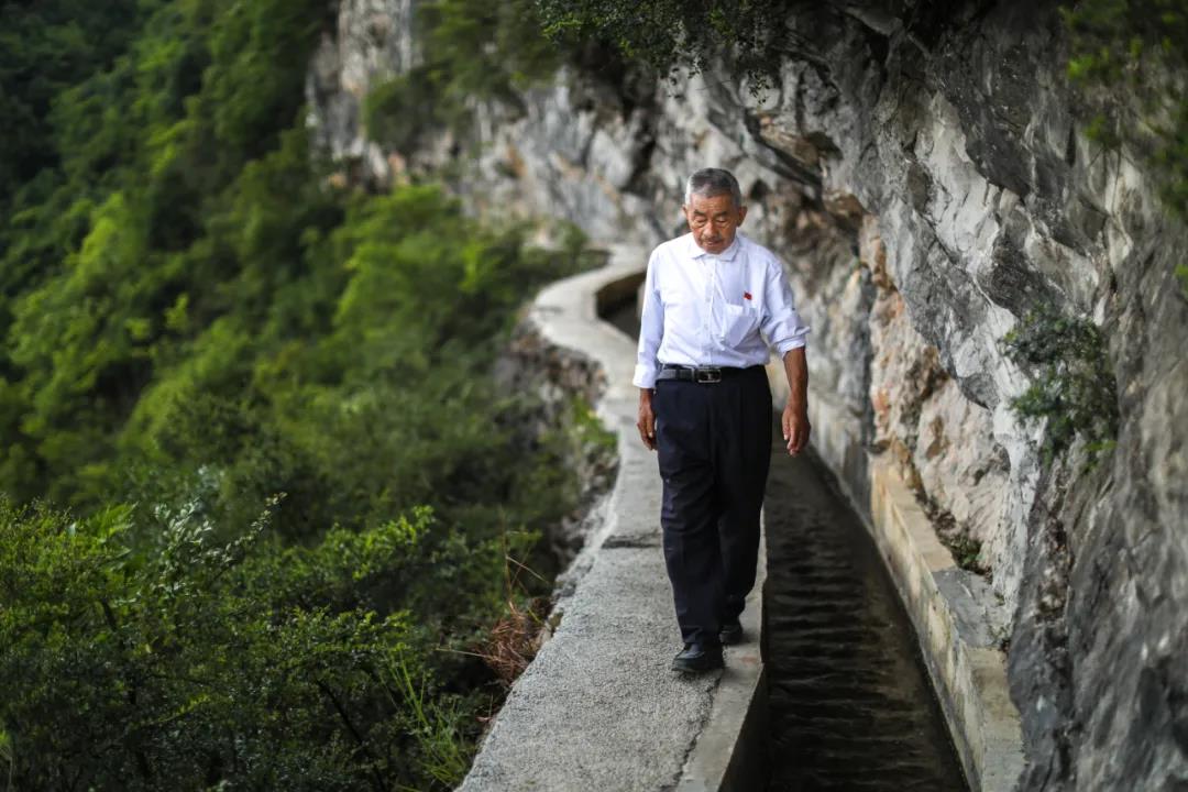 贵州遵义播州区团结村老支书黄大发沿着修建在绝壁上的“大发渠”巡查。 新华社记者 刘续 摄