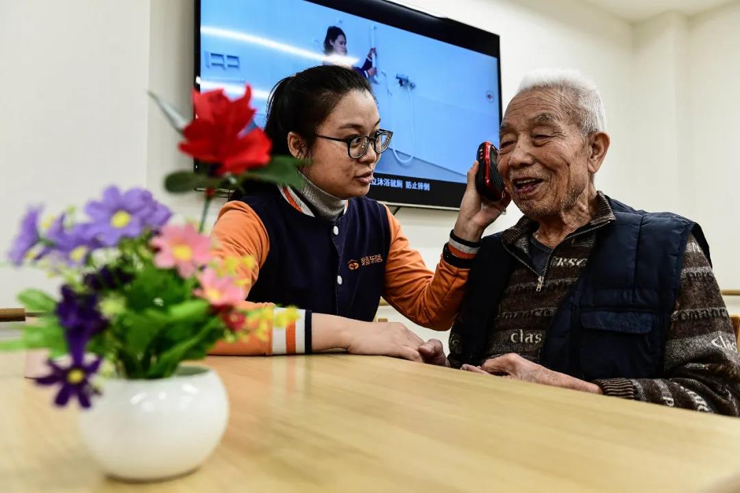 2020年11月25日，在沈阳多福乐居养老老服务中心，工作人员在为老人服务。（图片来源：视觉中国）