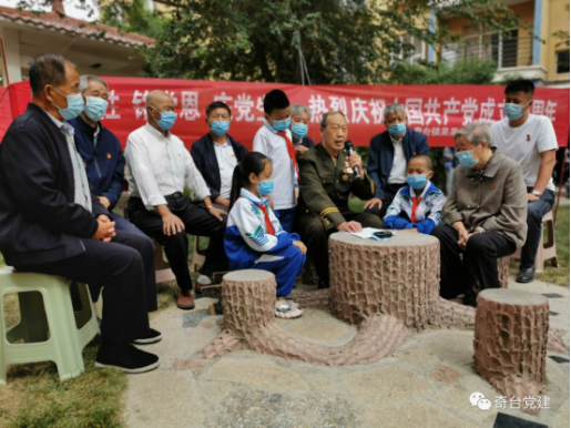 奇台县老党员给社区居民讲家乡发展故事