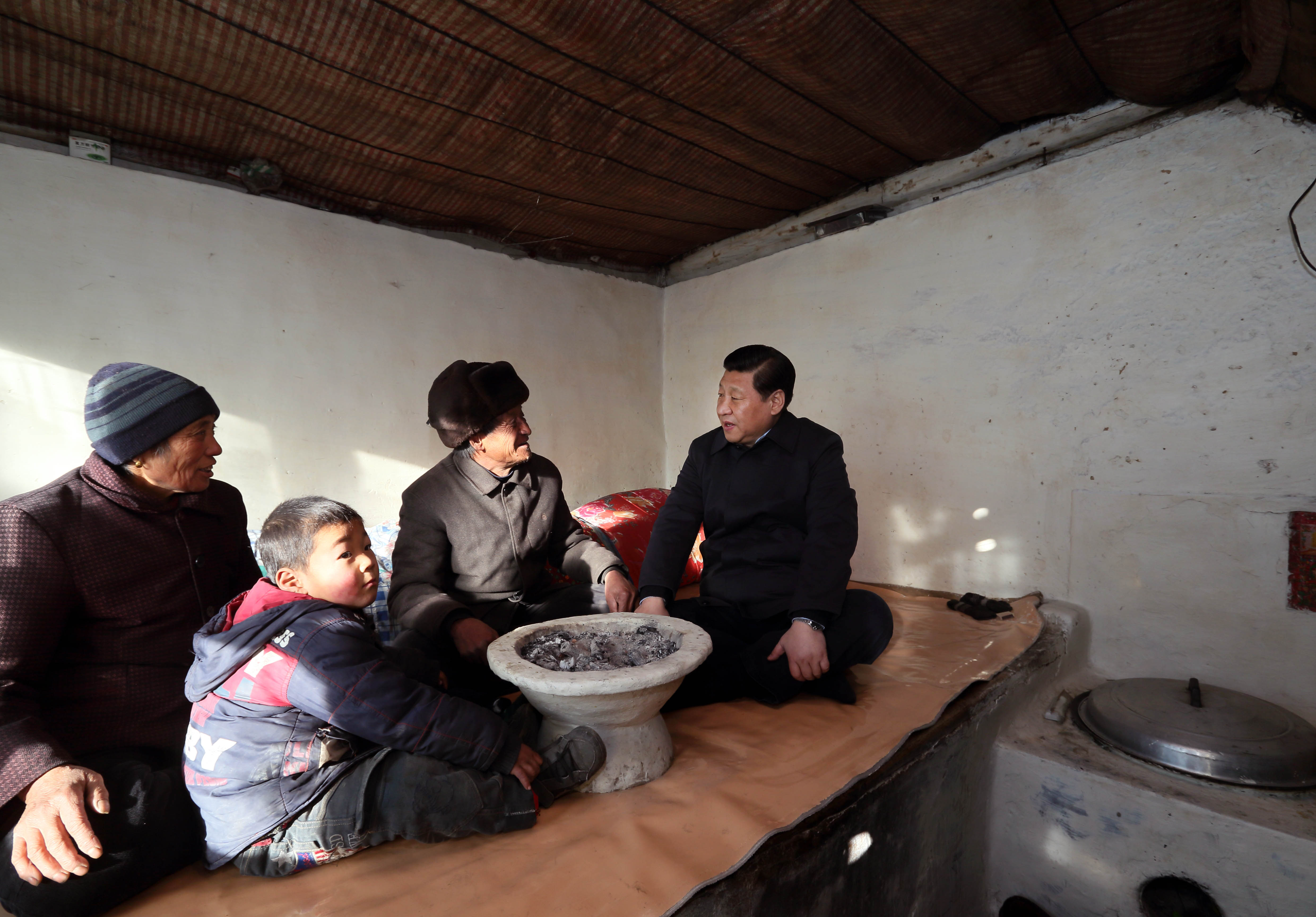 2012年年末，習近平總書記踏雪來到河北阜平縣駱駝灣村，看望慰問困難群眾。