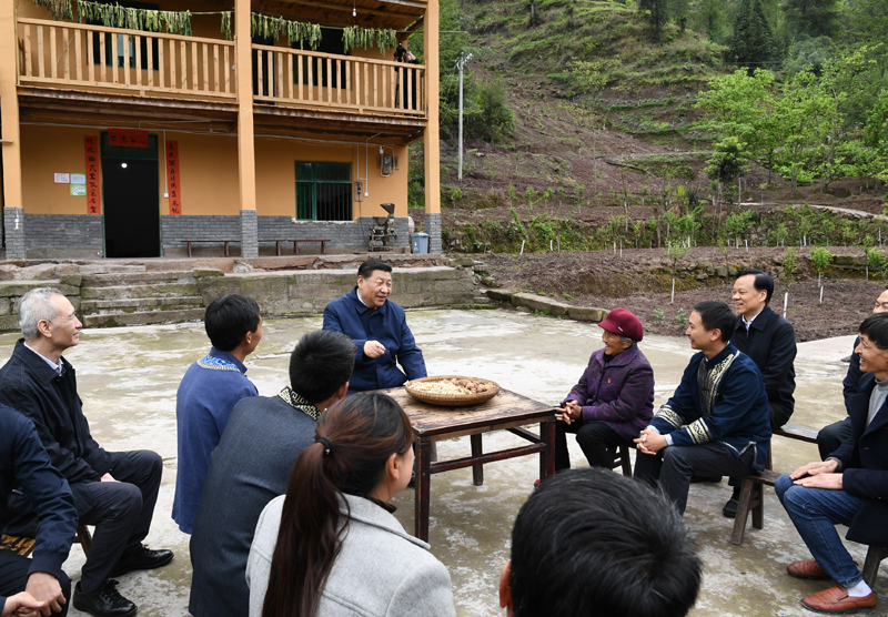 2019年4月15日，習近平在重慶市石柱土家族自治縣中益鄉華溪村同村民座談。
