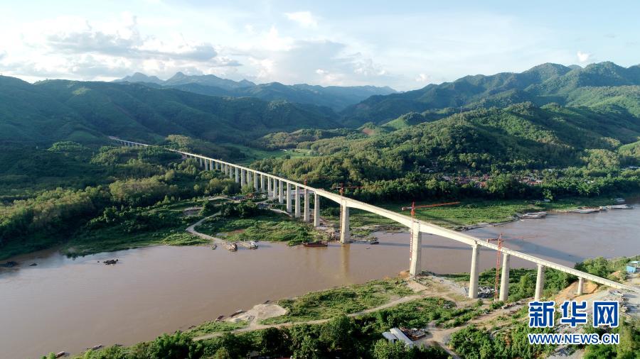 这是2020年7月15日拍摄的中老铁路班纳汉湄公河特大桥（无人机照片）。新华社发（中铁八局供图）