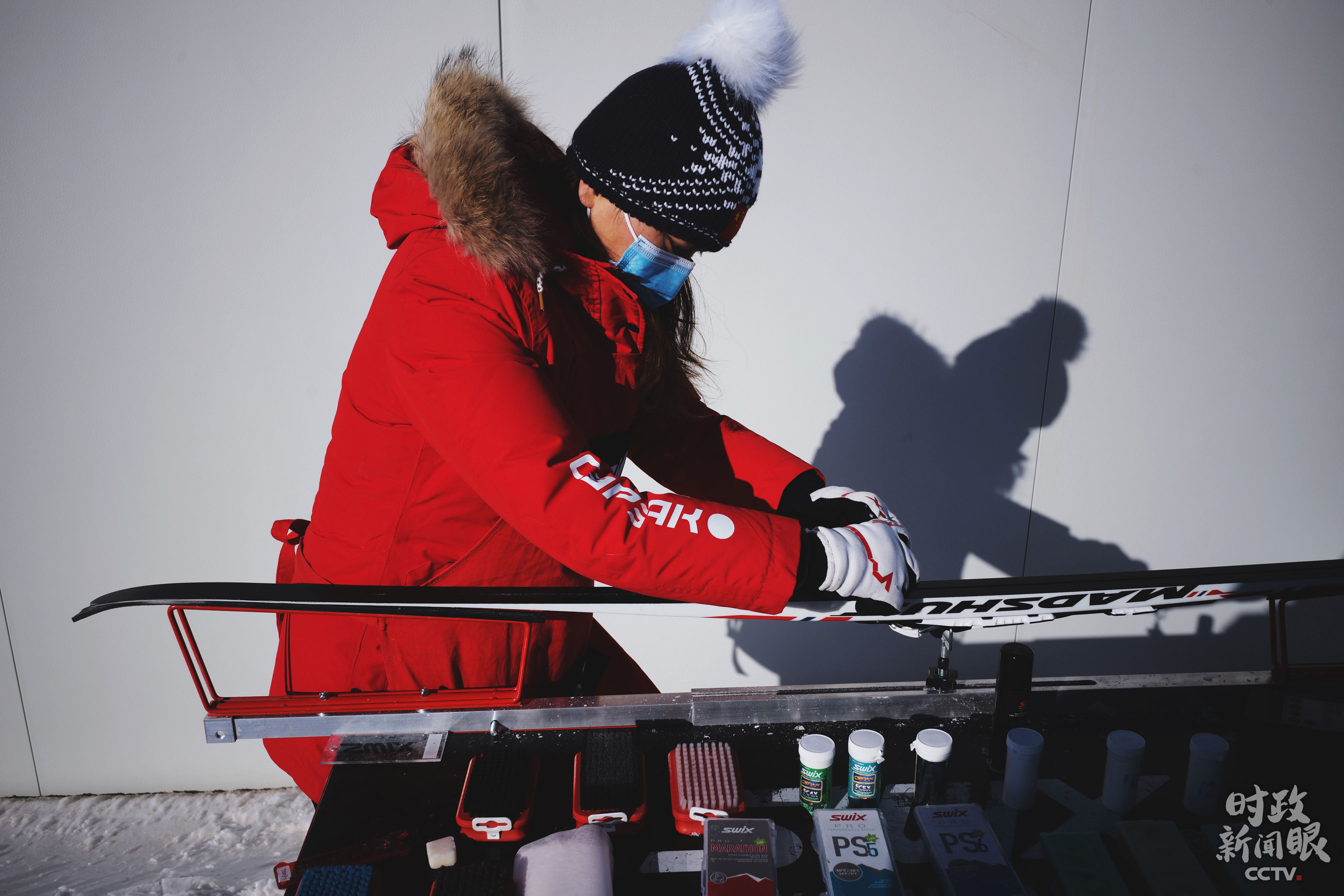 △国家冬季两项滑雪队柳圆圆在为雪板打蜡，打蜡后可以提升30%滑行速度。（总台央视记者王哈男拍摄）