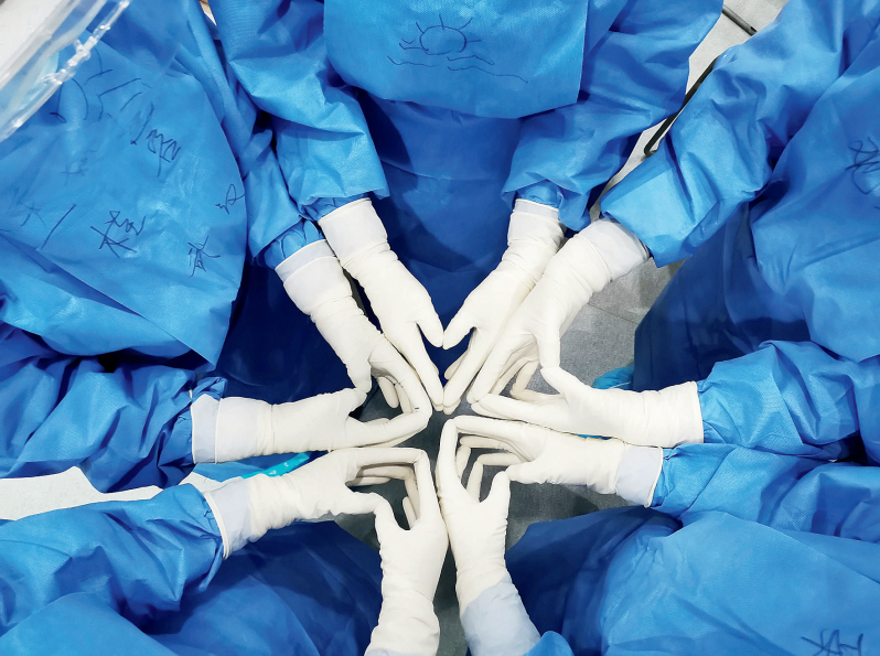 支援武汉市汉口医院的中山大学孙逸仙纪念医院5名护士，用爱心手势为患者加油。