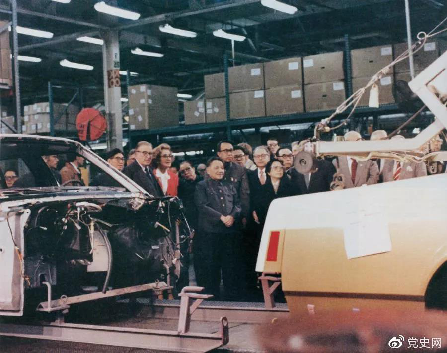1979年2月1日，邓小平参观福特汽车企业装配厂，并观看了汽车装配线的整个生产过程。