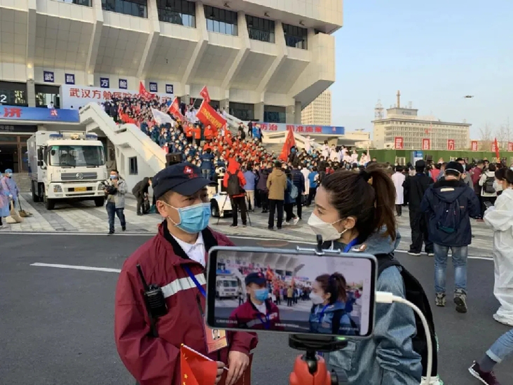 2020年3月10日，中央广播电视总台央视频记者张璇（右）在武汉武昌方舱医院做休舱直播采访。