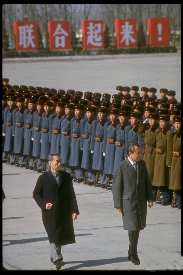 △尼克松在周恩来的陪同下检阅中国人民解放军三军仪仗队