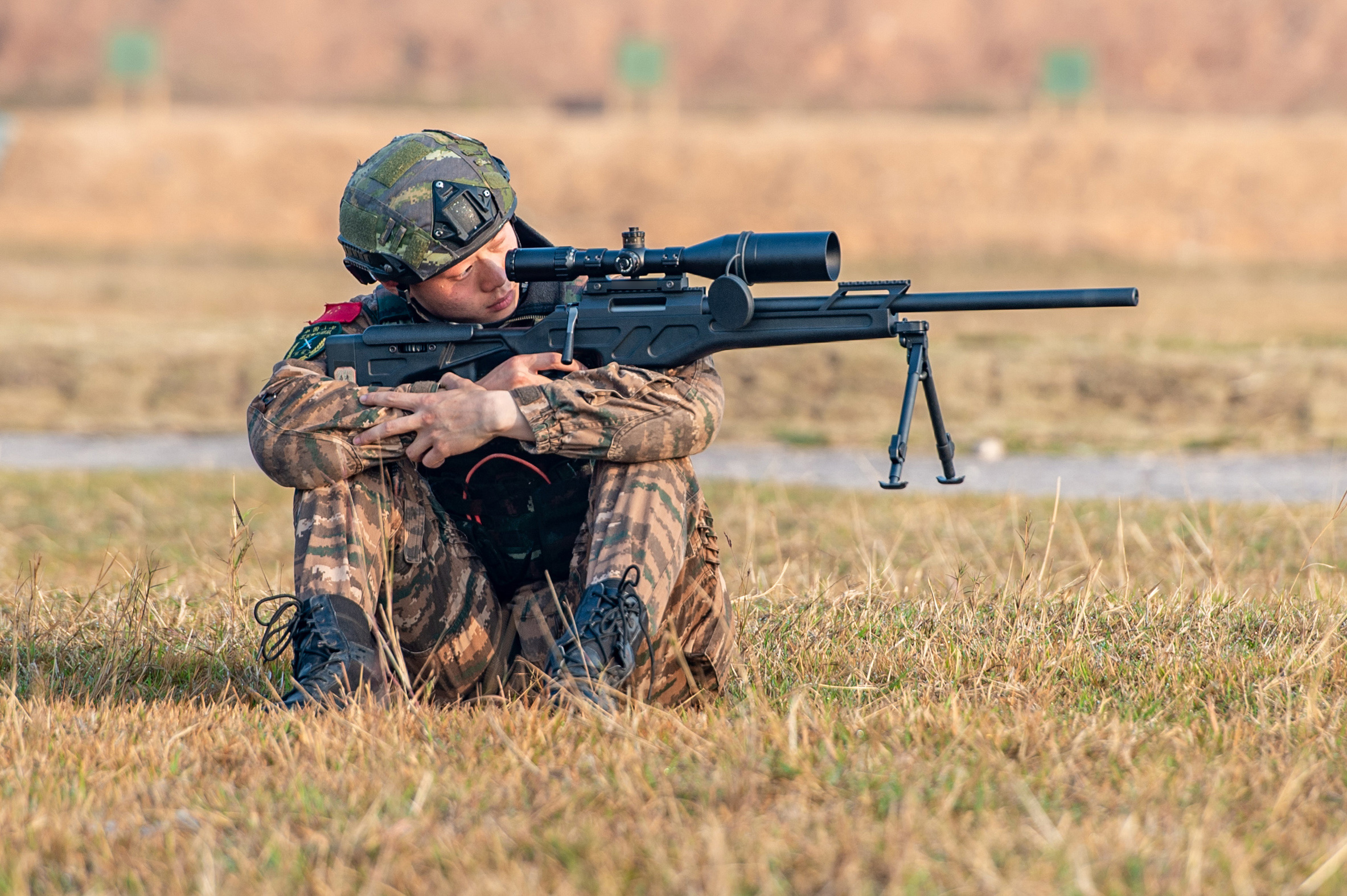 2021年2月23日，一名武警狙击手在进行坐姿射击训练。