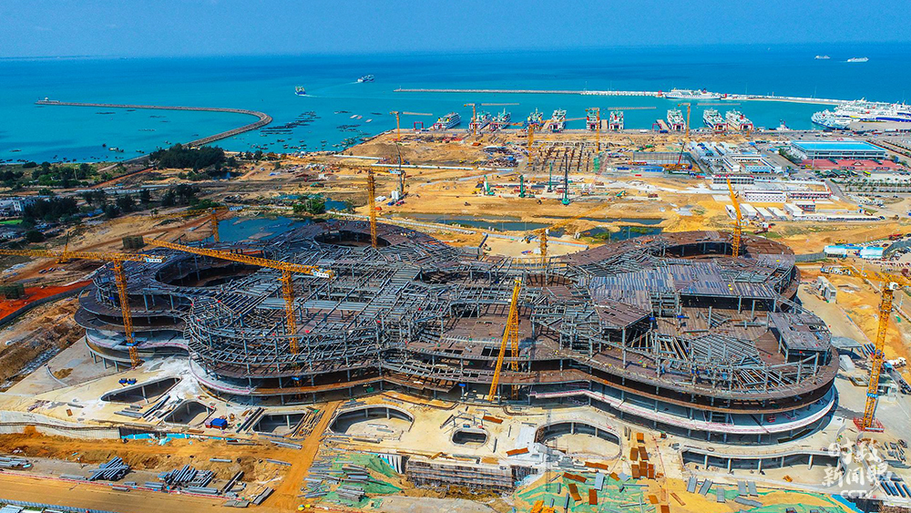 △2021年3月5日，建设中的海口国际免税城项目，未来将成为海口新地标。