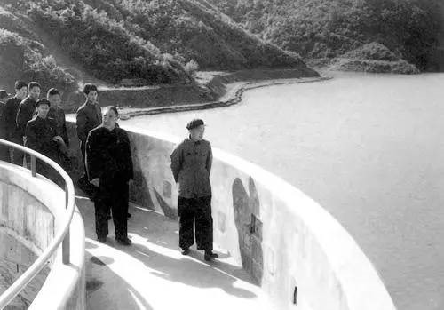 △1958年4月，朱德视察佛子岭水库连拱坝