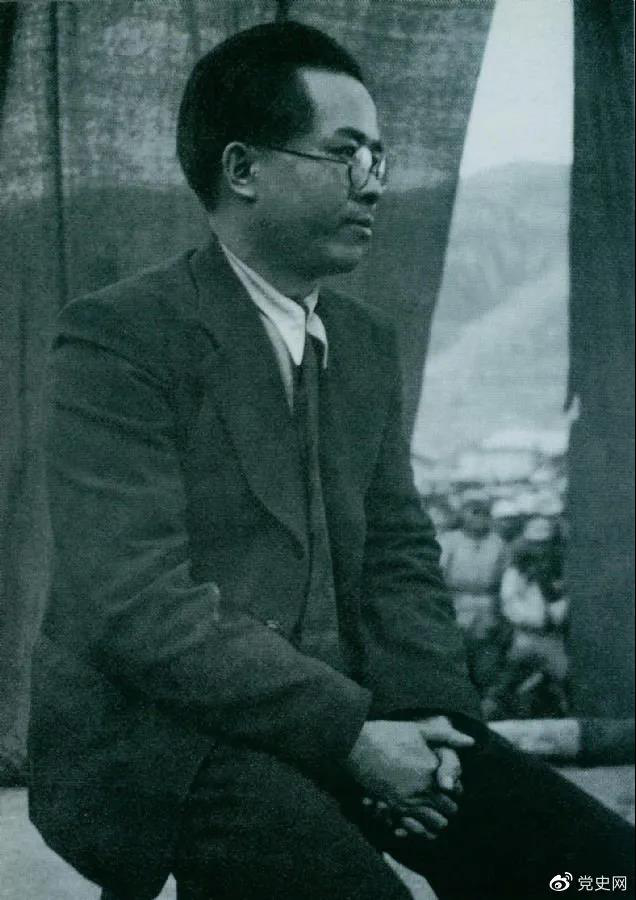 1940年3月26日，任弼時結束中共駐共產國際代表的工作回到延安。圖為他在歡迎大會上