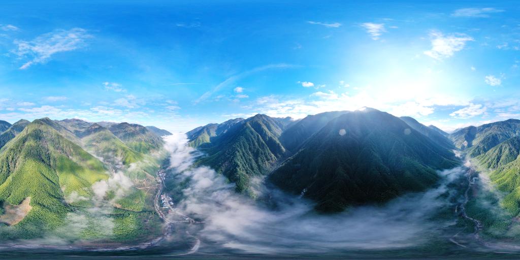 2020年12月1日，武夷断裂带峡谷内云雾缭绕，村庄若隐若现（无人机拼接照片）。新华社记者姜克红摄