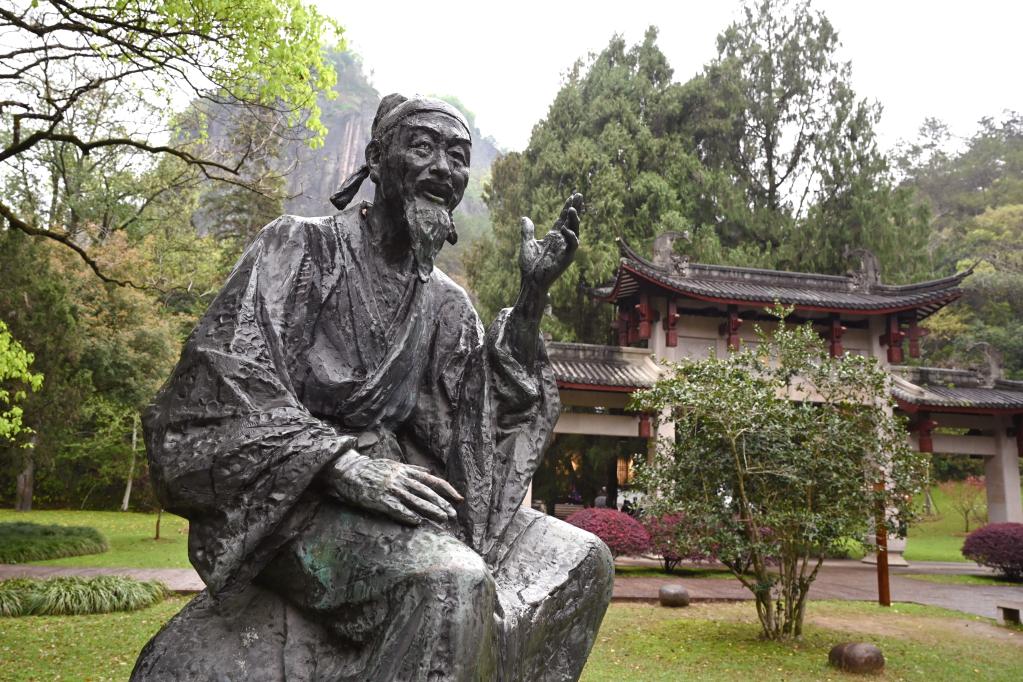 这是福建武夷山朱熹园内的朱熹雕像（2021年3月21日摄）。 新华社记者姜克红摄