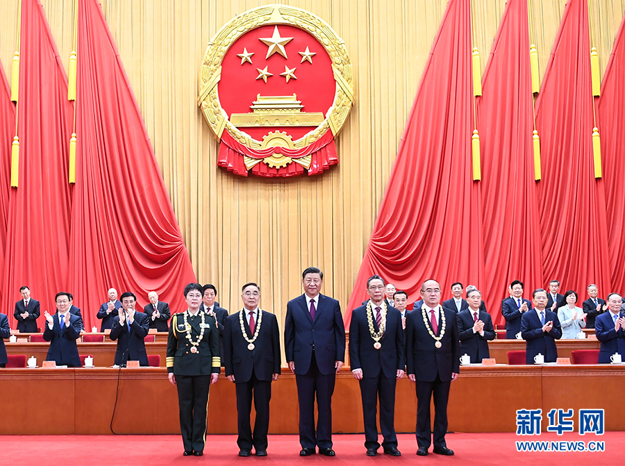 　　2020年9月8日，全国抗击新冠肺炎疫情表彰大会在北京人民大会堂隆重举行。中共中央总书记、国家主席、中央军委主席习大大向“共和国勋章”获得者钟南山（前排右二），“人民英雄”国家荣誉称号获得者张伯礼（前排左二）、张定宇（前排右一）、陈薇（前排左一）颁授勋章奖章。新华社记者　谢环驰　摄