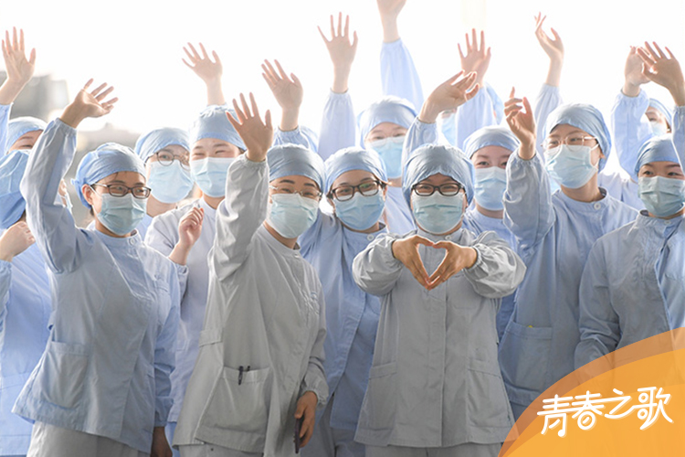 2020年3月23日，武漢市第一醫院一些醫護人員在武漢天河機場為廣東第14批援鄂醫療隊送行。