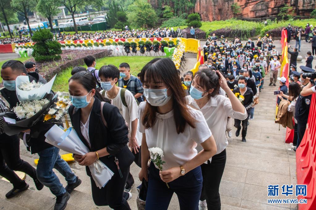 5月24日，袁隆平遗体送别仪式在湖南省长沙市明阳山殡仪馆举行。这是市民前往明阳山殡仪馆送别袁隆平。新华社记者 陈思汗 摄