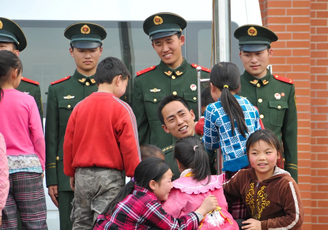 武警官兵看望学生并与他们谈心 赵众志 摄
