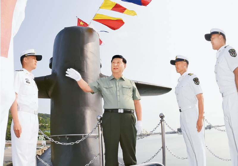 　　2018年6月11日下午，中共中央总书记、国家主席、中央军委主席习近平视察北部战区海军。这是习近平来到某潜艇部队，登上潜艇，同艇员亲切交谈。 新华社记者 李刚/摄
