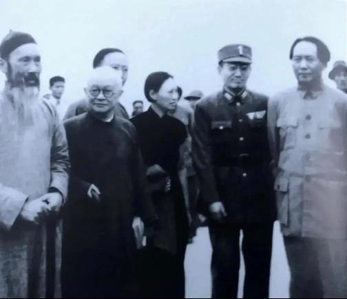 　　△1945年10月，重庆谈判后，毛泽东返回延安，张澜（左一）与邵力子（左二）、郭沫若（左三）、傅学文（左四）、张治中（左五）等人到机场欢送。