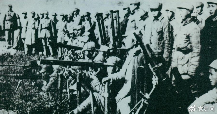 　　1945年10月至11月，刘伯承、邓小平率部取得了平汉战役的胜利。图为平汉战役参战部队及缴获的武器。