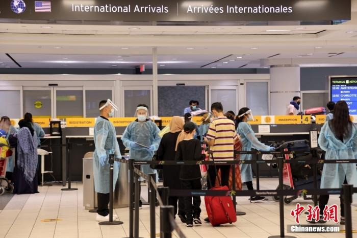 當地時間9月7日，加拿大多倫多皮爾遜國際機場，剛入境的國際旅客排隊辦理手續。 <a target='_blank' href='http://www.chinanews.com/'><p class=