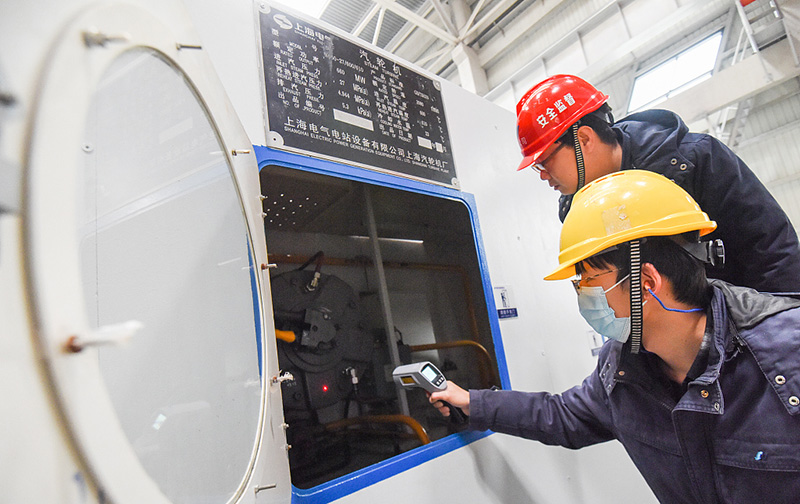 2020年12月10日，湖北省荊州市江陵縣應急管理局的工作人員在湖北華電江陵發電有限公司檢查設備運行情況。