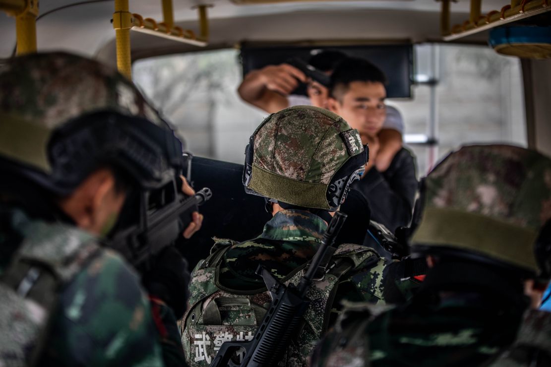 武警特戰隊員逼近暴恐分子  攝影：張軒