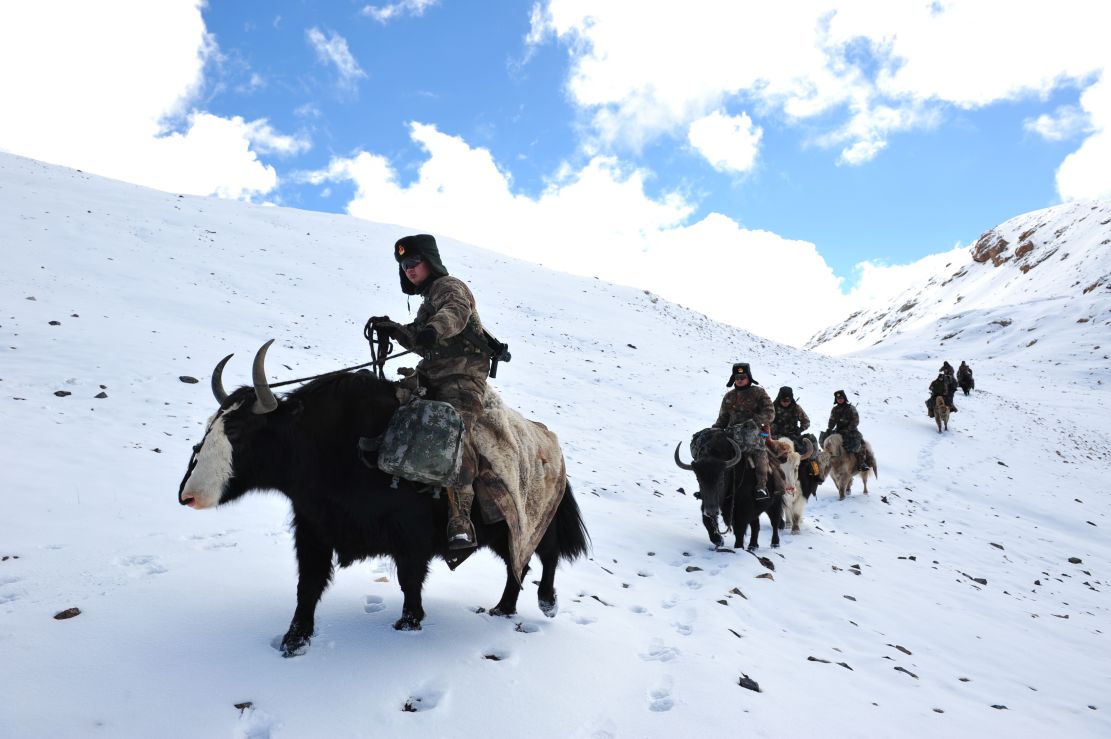 红其拉甫边防连官兵骑牦牛翻越4900米的冰雪达坂