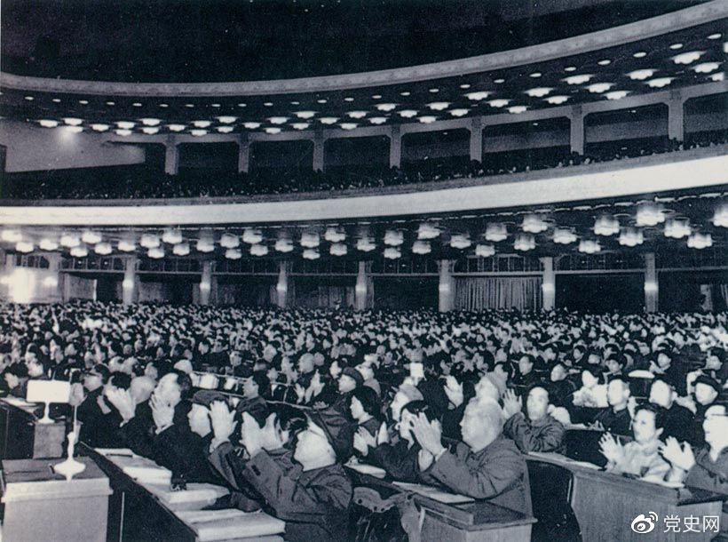 1982年12月4日，五届全国人大五次会议通过并公布施行经全面修改后的《中华人民共和国宪法》（即现行宪法）。图为大会会场。