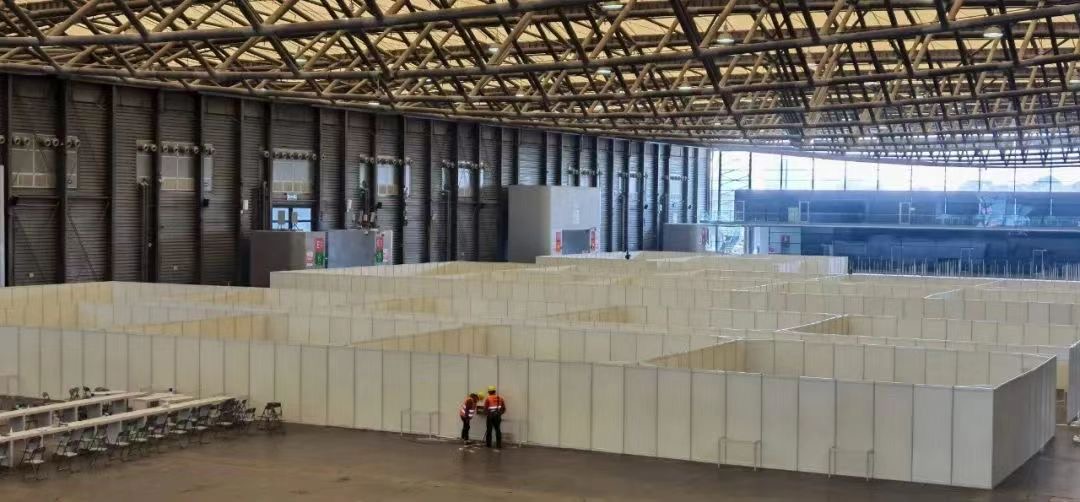 新国际博览中心方舱医院8500平米办公区建设现场