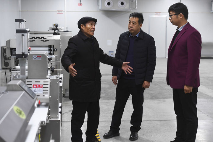 2月21日,在位于河南省濮阳市庆祖镇西辛庄村的食品工业园,李连成(左)和园区、企业负责人交流。新华社记者 张浩然 摄