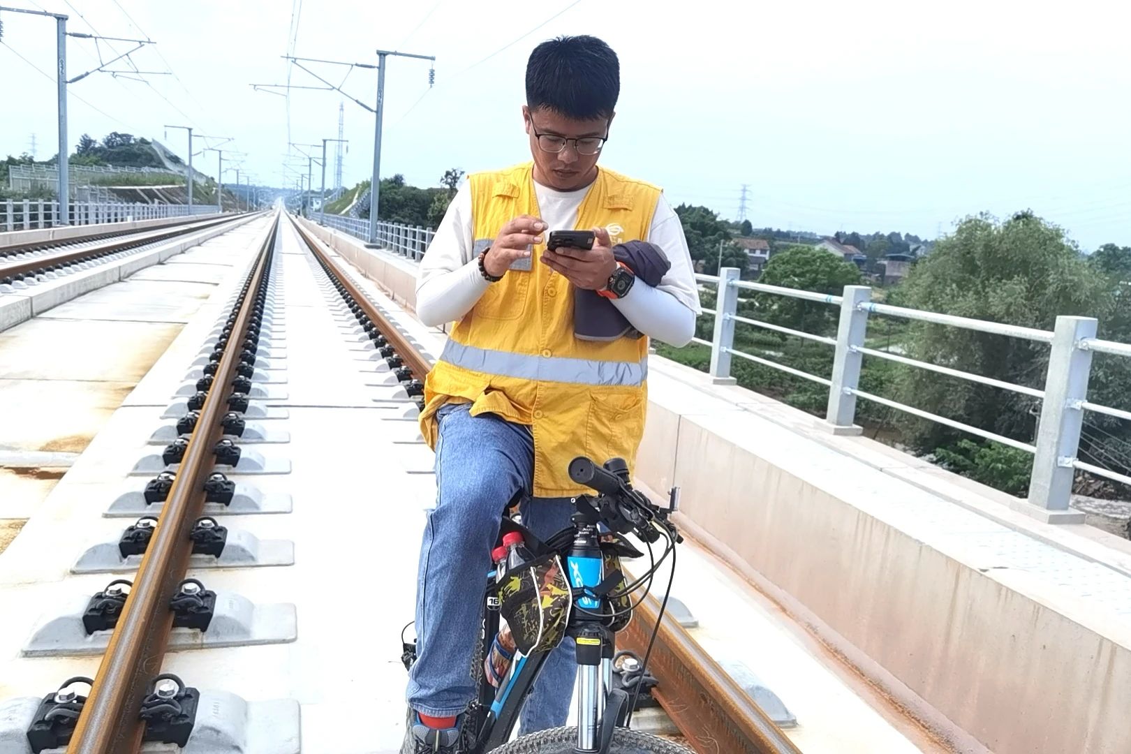 这群人，为什么在高铁线上骑行？ 图3
