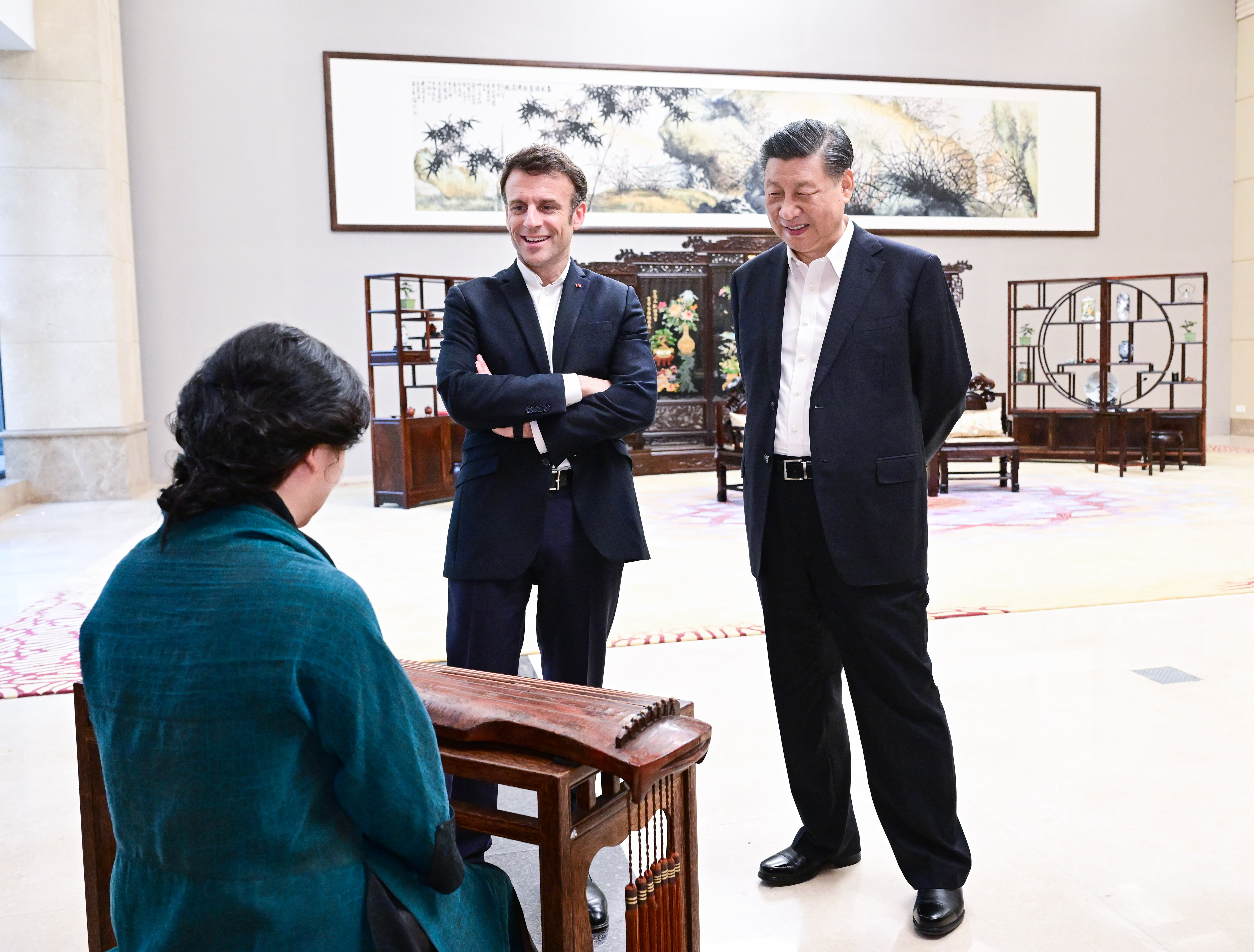 2023年4月7日，習近平主席在廣東省廣州市松園同法國總統馬克龍舉行非正式會晤。這是兩國元首在白云廳欣賞古琴演奏。