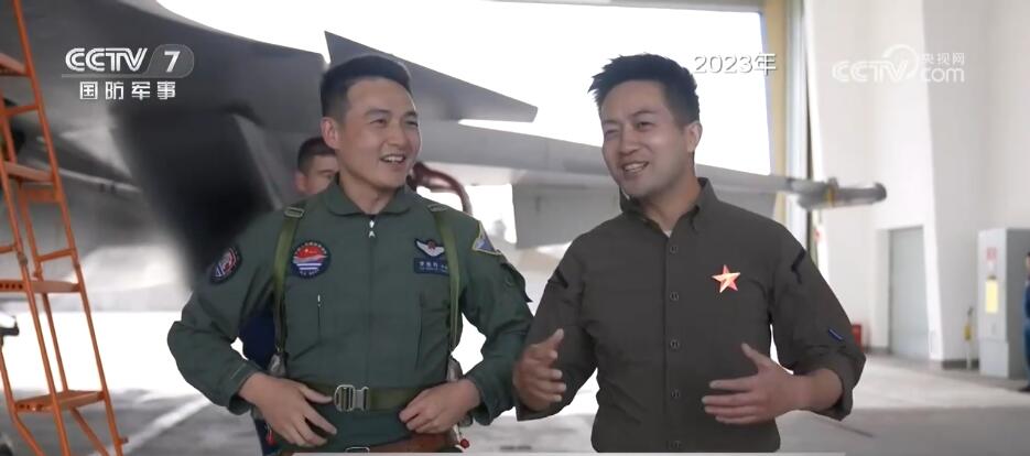 人停装备不能停!“硬核”舰载战斗机飞行员是这样炼成的(图1)