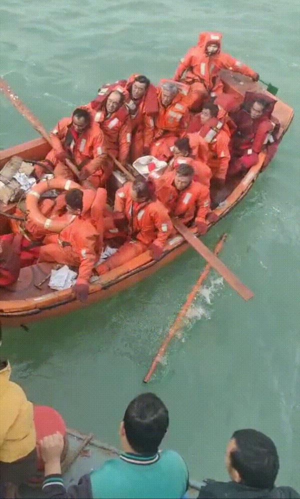 舍弃价值36万蟹笼救起16人_舟山船老大：施救是渔民本能 图1