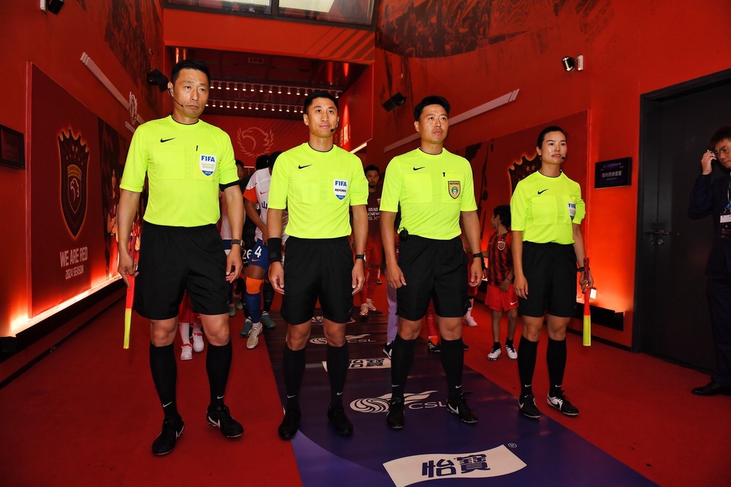 首位中超女裁判：首秀打7.5分，目标执法男足世界杯 图2