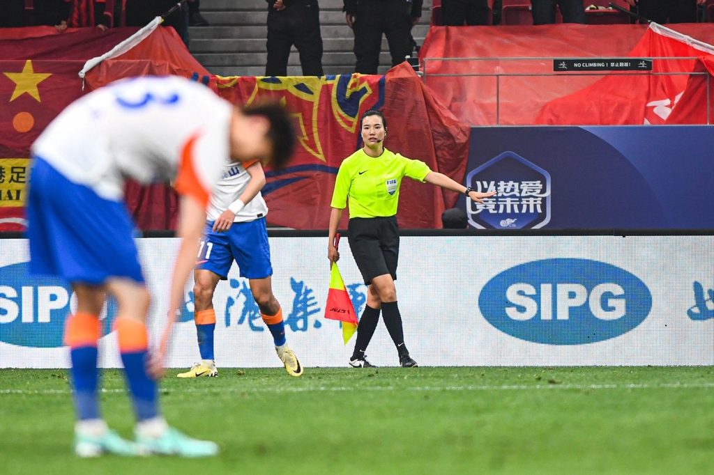 首位中超女裁判：首秀打7.5分，目标执法男足世界杯 图3