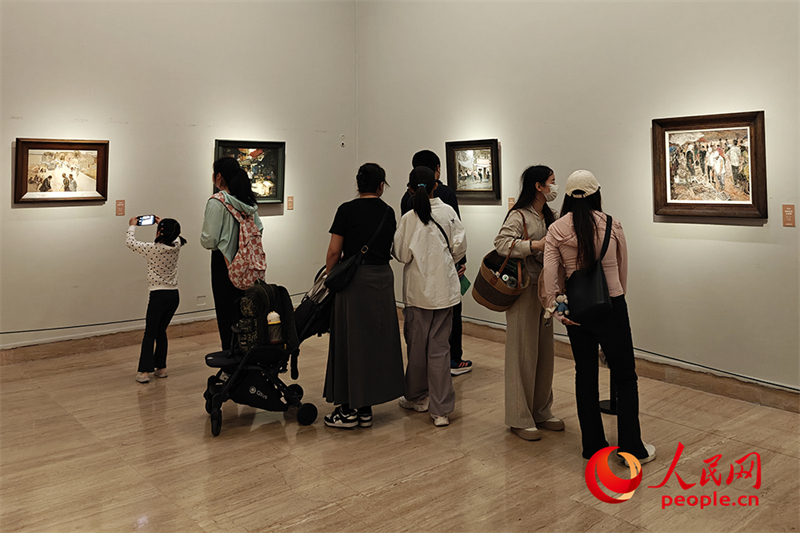 “五一”假期，游客在中国美术馆参观“大美劳动者——中国美术馆藏劳动题材美术作品展（第二期）”。人民网记者 韦衍行摄