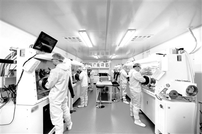 武汉大学物理学院学生在做实验。陈皓天摄