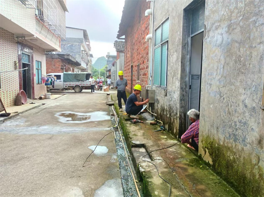 伍家寨村自来水升级改造工程施工现场(胡镝/摄)
