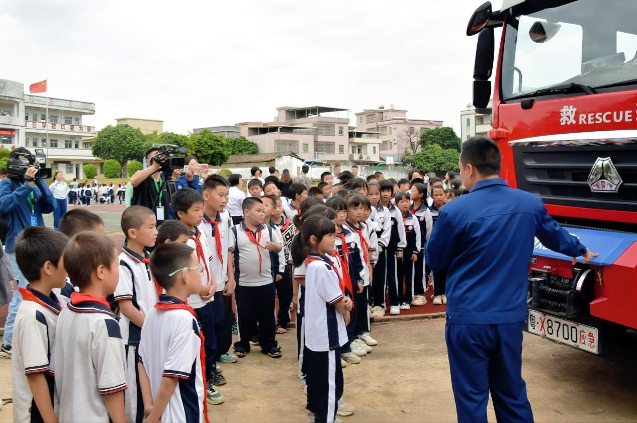 蓝田小学同学们近距离地参观消防车