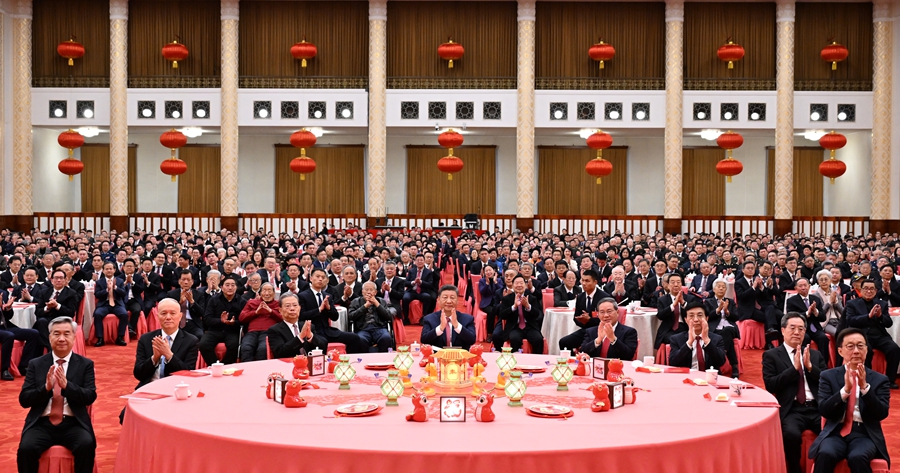   1月27日，中共中央、國務(wù)院在北京人民大會(huì)堂舉行2025年春節(jié)團(tuán)拜會(huì)。黨和國家領(lǐng)導(dǎo)人習(xí)近平、李強(qiáng)、趙樂際、王滬寧、蔡奇、丁薛祥、李希、韓正等同首都各界人士歡聚一堂、共迎佳節(jié)。