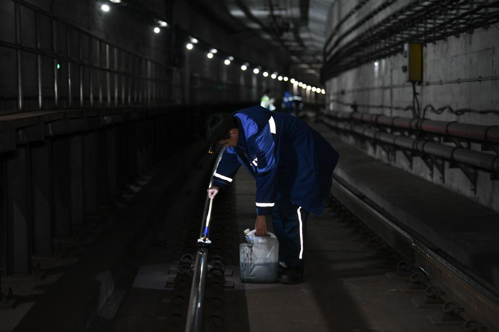 走近城市地下工种地铁检修工：深夜里“轨道医生”护航城市“动脉”(图4)