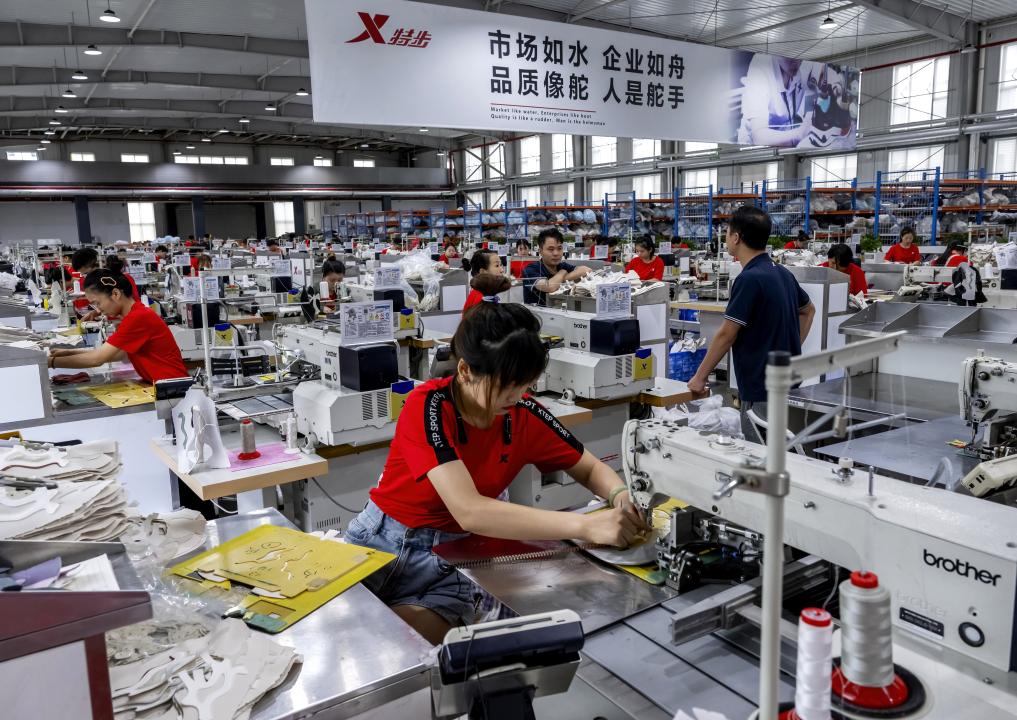 踩”出500亿元大产业超10亿双！一双鞋“(图1)
