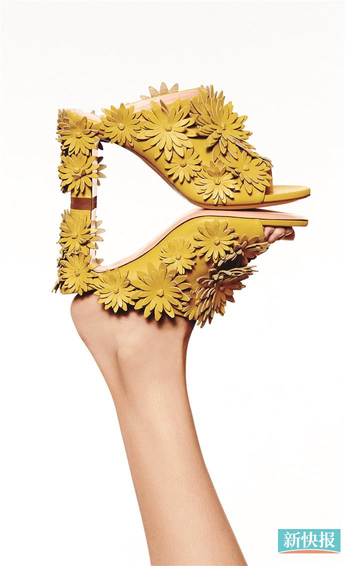 立体花朵装饰从服饰蔓延到鞋履,绚丽色彩令传统版型得到新的诠释。
